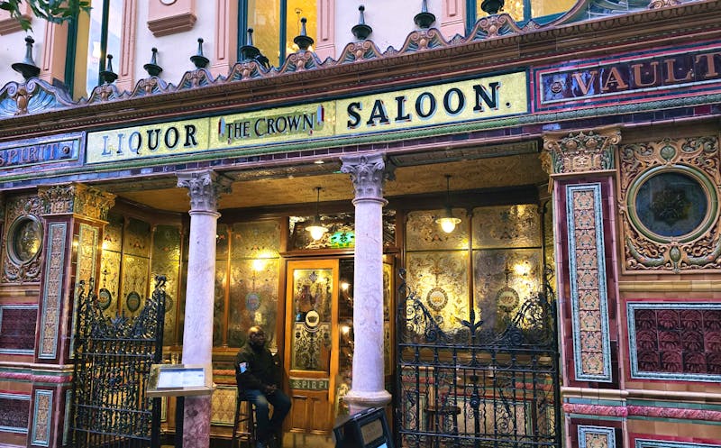Pubs in Belfast - The Crown - ©Marlies Thrum - Eberhardt TRAVEL