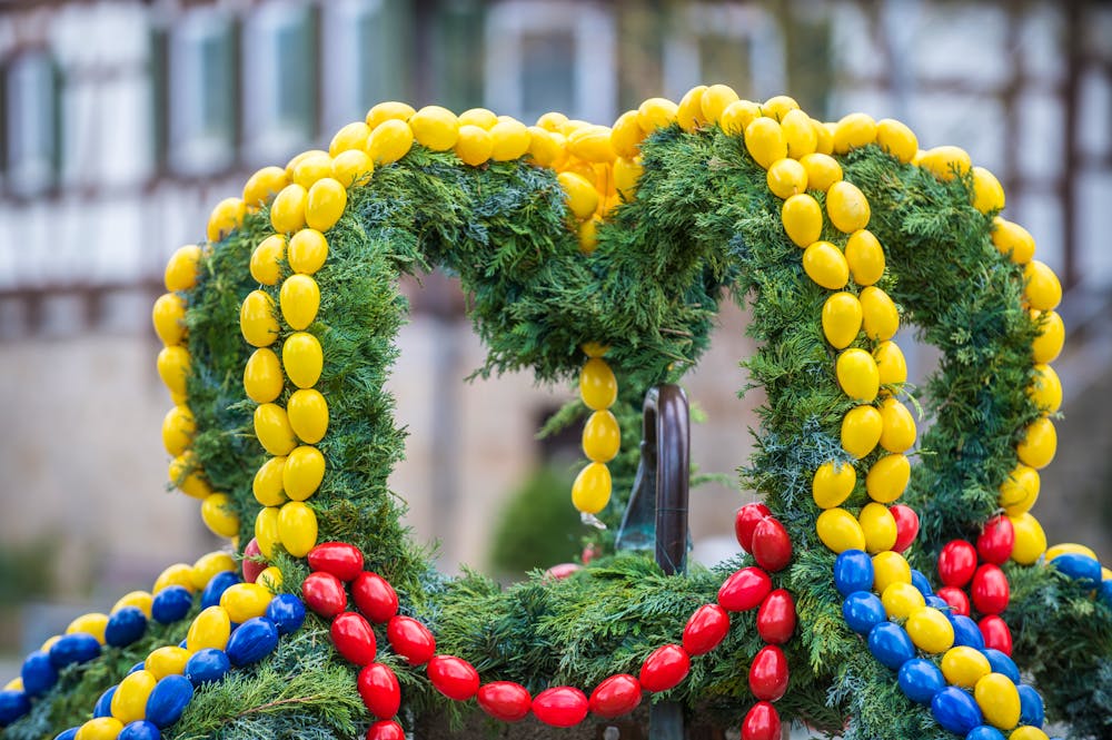 Geschmückter Osterbrunnen &ndash; &copy; lebaer - stock.adobe.com