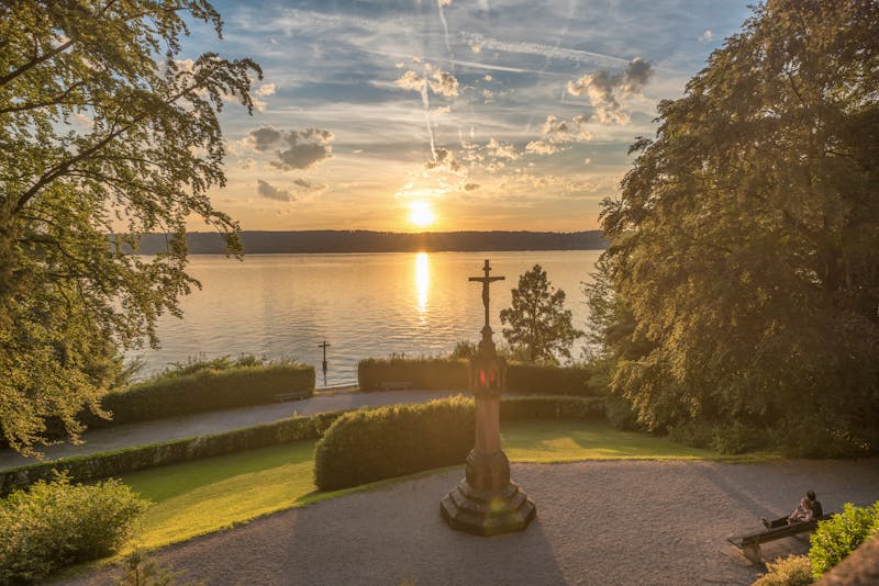 Votivkapelle und Kreuz Ludwig II. mit Blick auf den Starnberger See - ©schulzfoto - stock.adobe.com