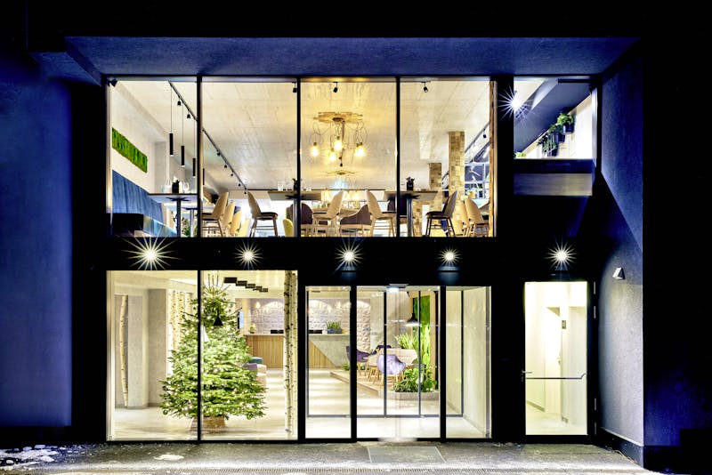 Hotel ever.grün in Kaprun - Eingang  – ©Michael Huber   Huber Fotografie