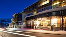 Hotel Der Waldhof in Zell am See -Eingang im Winter  – © @nikolaus faistauer photography