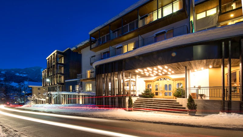 Hotel Der Waldhof in Zell am See -Eingang im Winter  – ©@nikolaus faistauer photography