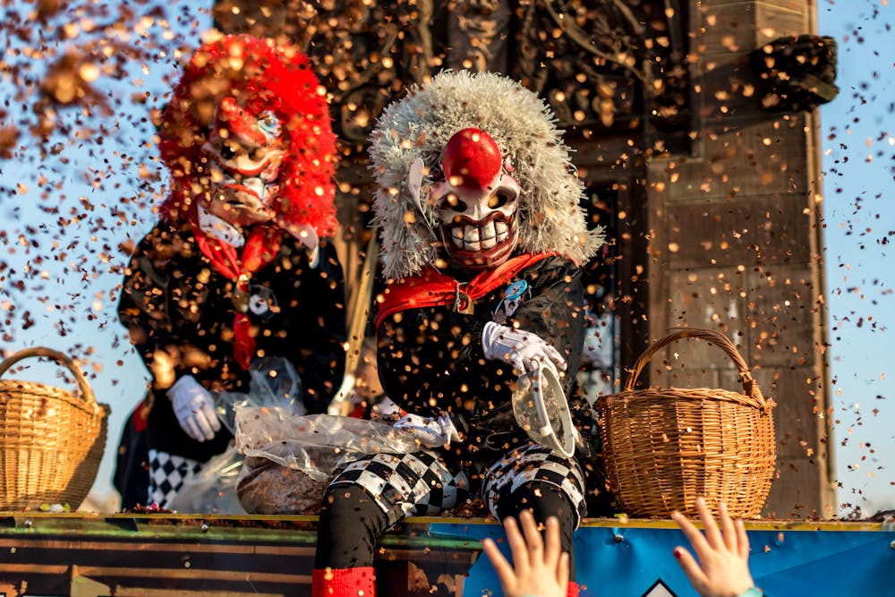 Basel - Basler Fasnacht - Waggis streuen Konfetti &ndash; &copy; Maria Ch. - stock.adobe.com