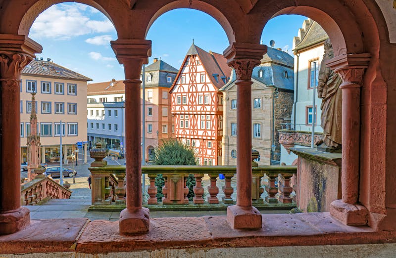 Blick von der Stiftspfarrei auf den Stiftsplatz in Aschaffenburg - ©Comofoto - stock.adobe.com