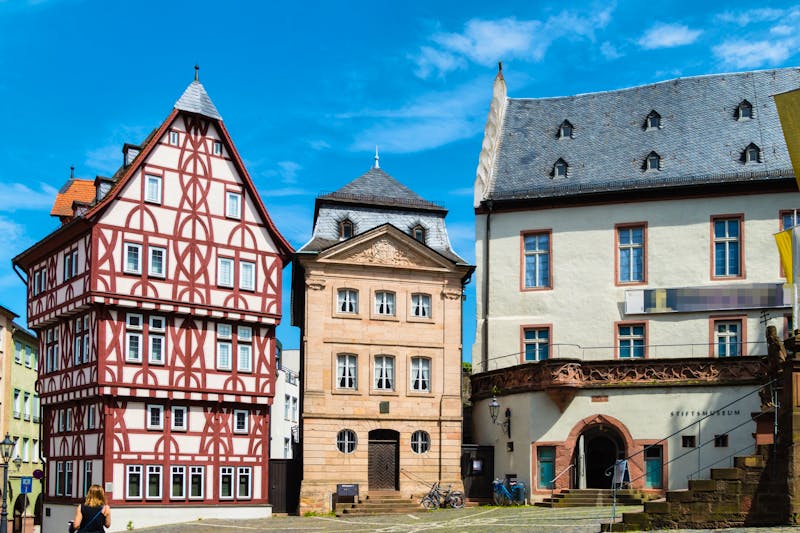 Stiftsplatz in Aschaffenburg - ©pusteflower9024 - stock.adobe.com