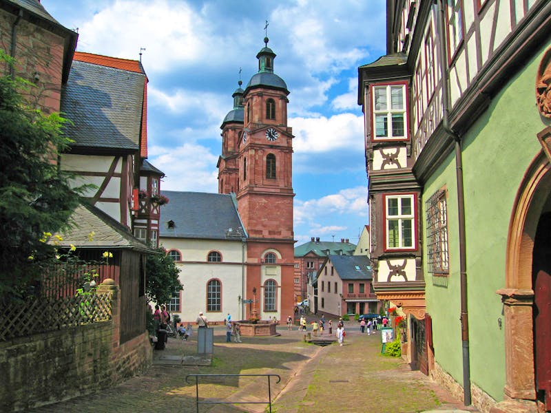 Schnatterloch in Miltenberg mit Blick auf die Kirche St. Jakob - ©Falko Göthel - stock.adobe.com