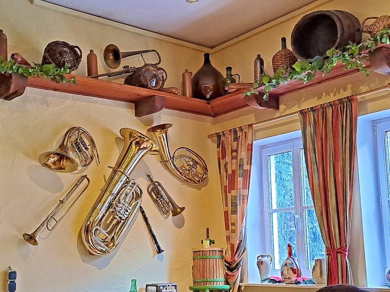 Musikinstrumente im Weingut Runge - dem Singenden Winzer - ©Gisela Hohlfeld - Eberhardt TRAVEL