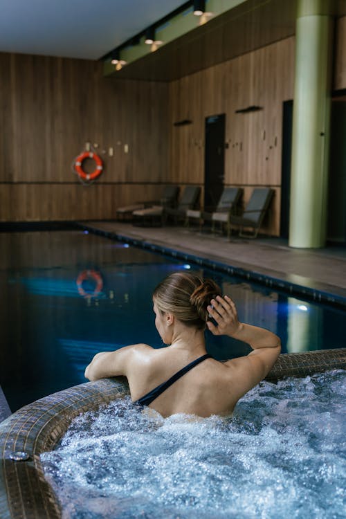 Mana Hotel in Litauen - Person im Pool  &ndash; &copy; Gabija Labutyte