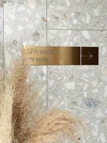 Richtungsweiser im Mana Sleep & Spa Hotel – © Mana Sleep & Spa