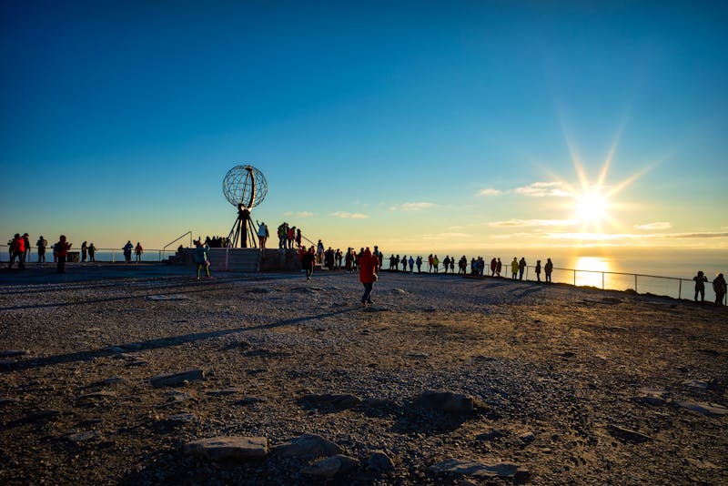 Touristen zur Mitternachtssonne am Nordkap - &copy;RuZi - stock.adobe.com