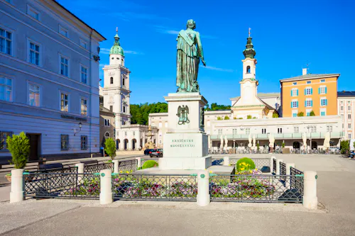 Salzburg - Mozartplatz mit Denkmal für Wolfgang Amadeus Mozart &ndash; &copy; saiko3p - stock.adobe.com
