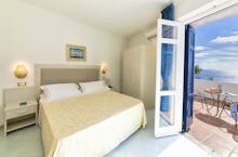 Hotel Grazia alla Scannella in Forio - Standard-Doppelzimmer mit Meerblick – © Hotel Grazia alla Scannella in Forio 