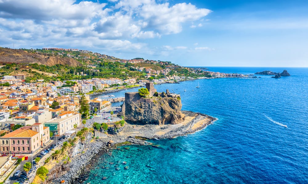 Aci Castello in Sizilien Italien &ndash; &copy; Balate Dorin - stock.adobe.com