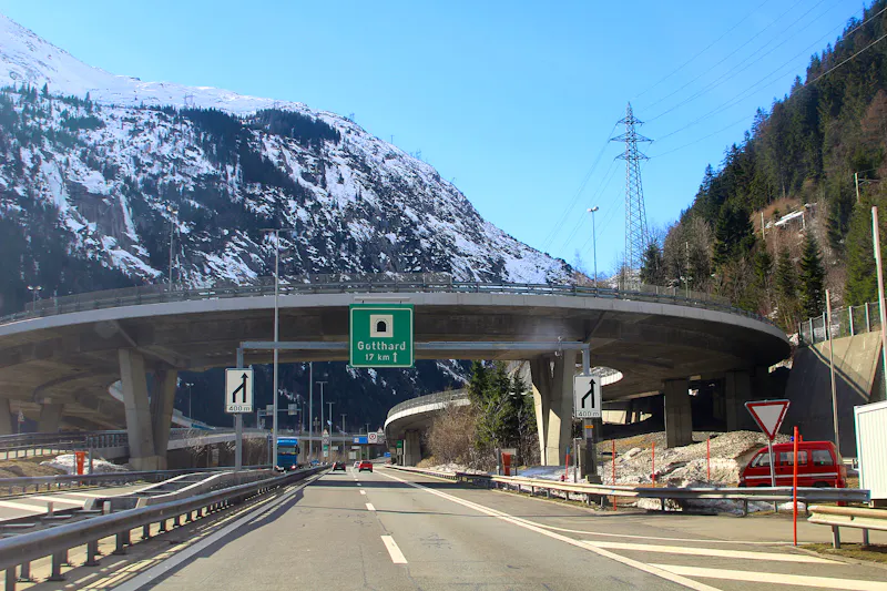 Auf der Autobahn A2 zum Gotthard-Straßentunnel in Schweiz - &copy;Ines Porada - stock.adobe.com
