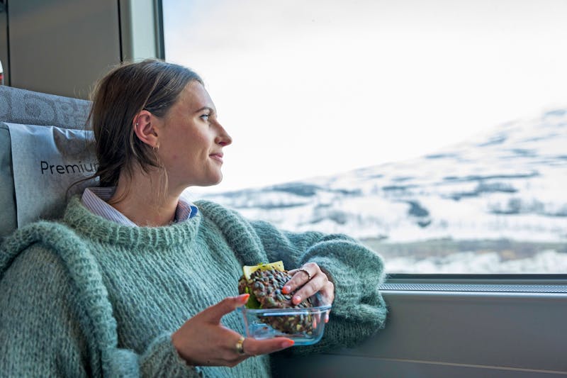 Nordlandsbanen Zugfahrt im Winter - ©Tobias Myrland / Maverix - Visit Norway