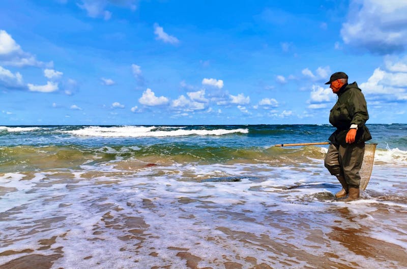 Bernsteinfischer an der Ostsee im Baltikum - ©Simone Willner - Eberhardt TRAVEL