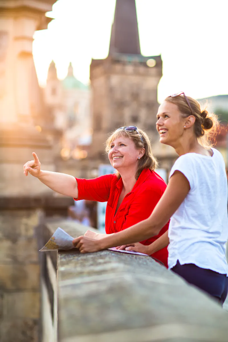 Prag - zwei Touristinnen auf der Karlsbrücke - &copy;lightpoet - stock.adobe.com
