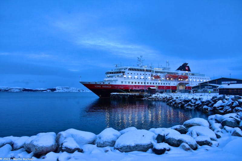 Kirkenes - geographischer Wendepunkt der Reise an der Russischen Grenze auf dem gleichen Längengrad wie St. Petersburg und Kairo - ©Martin Buechner