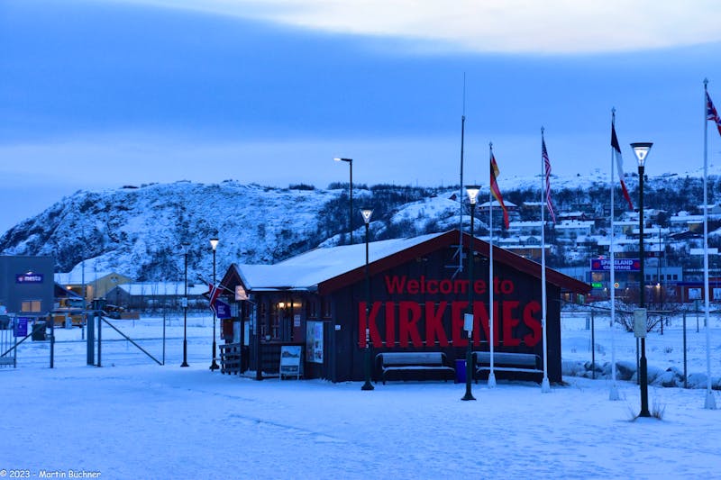 Kirkenes - geographischer Wendepunkt der Reise an der Russischen Grenze auf dem gleichen Längengrad wie St. Petersburg und Kairo - ©Martin Buechner