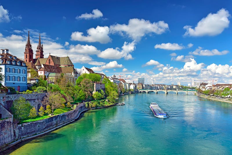 Altstadt und Rheinufer mit Basler Münster in Basel - ©balakate - stock.adobe.com