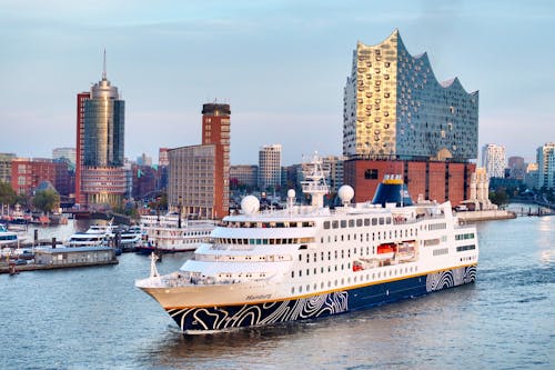 MS Hamburg in Hamburg vor der Elbphilharmonie &ndash; &copy; PLANTOURS Kreuzfahrten