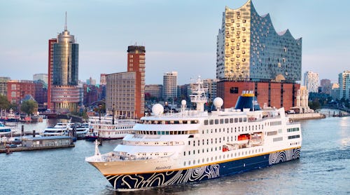 MS Hamburg in Hamburg vor der Elbphilharmonie – © PLANTOURS Kreuzfahrten