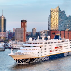 MS Hamburg in Hamburg vor der Elbphilharmonie – © PLANTOURS Kreuzfahrten
