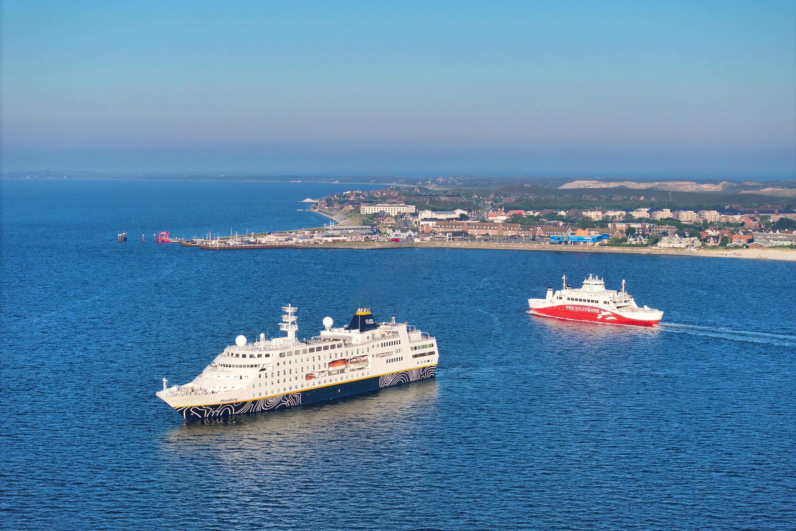 MS Hamburg bei Sylt in der Nordsee&nbsp;&ndash;&nbsp;&copy;&nbsp;PLANTOURS Kreuzfahrten