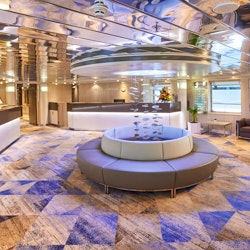 MS Hamburg - Rezeption – © PLANTOURS Kreuzfahrten