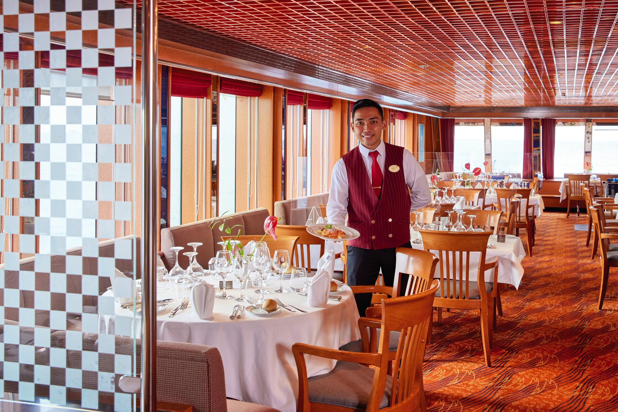 MS Hamburg - Alsterblick-Restaurant&nbsp;&ndash;&nbsp;&copy;&nbsp;PLANTOURS Kreuzfahrten