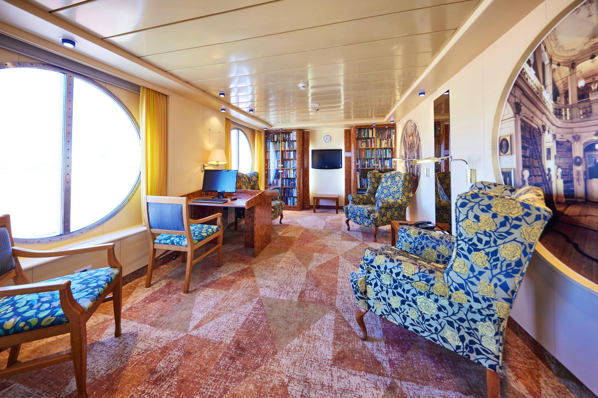 MS Hamburg - Bibliothek&nbsp;&ndash;&nbsp;&copy;&nbsp;PLANTOURS Kreuzfahrten