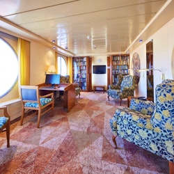 MS Hamburg - Bibliothek – © PLANTOURS Kreuzfahrten