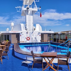 MS Hamburg - Poolbereich – © PLANTOURS Kreuzfahrten