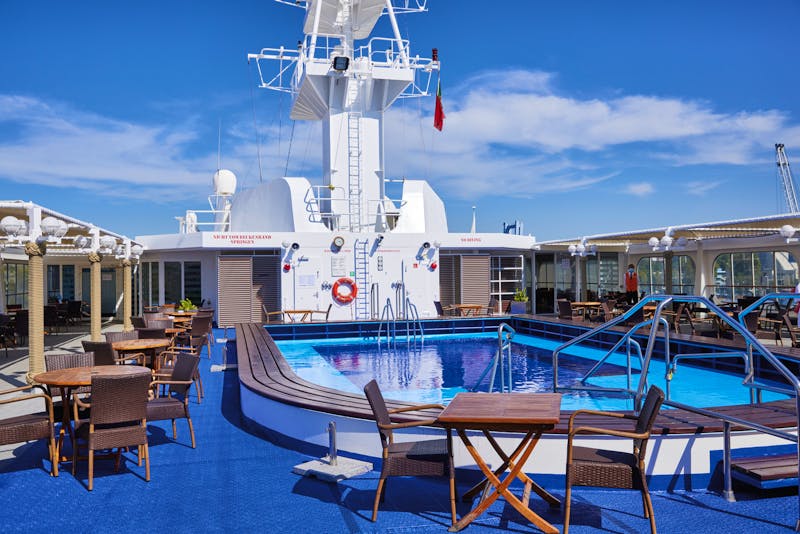MS Hamburg - Poolbereich - ©PLANTOURS Kreuzfahrten
