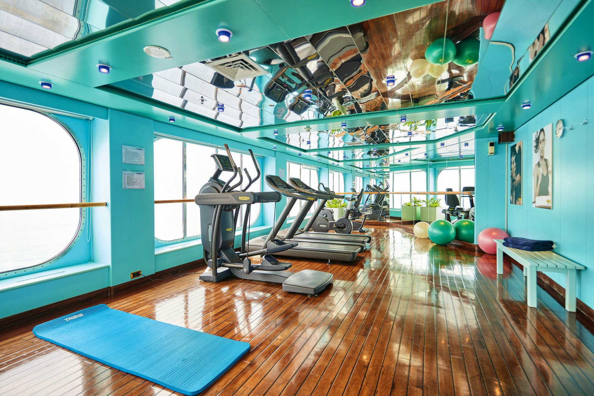 MS Hamburg - Fitnessbereich mit Panorama-Meerblick&nbsp;&ndash;&nbsp;&copy;&nbsp;PLANTOURS Kreuzfahrten