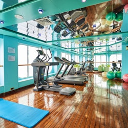 MS Hamburg - Fitnessbereich mit Panorama-Meerblick – © PLANTOURS Kreuzfahrten