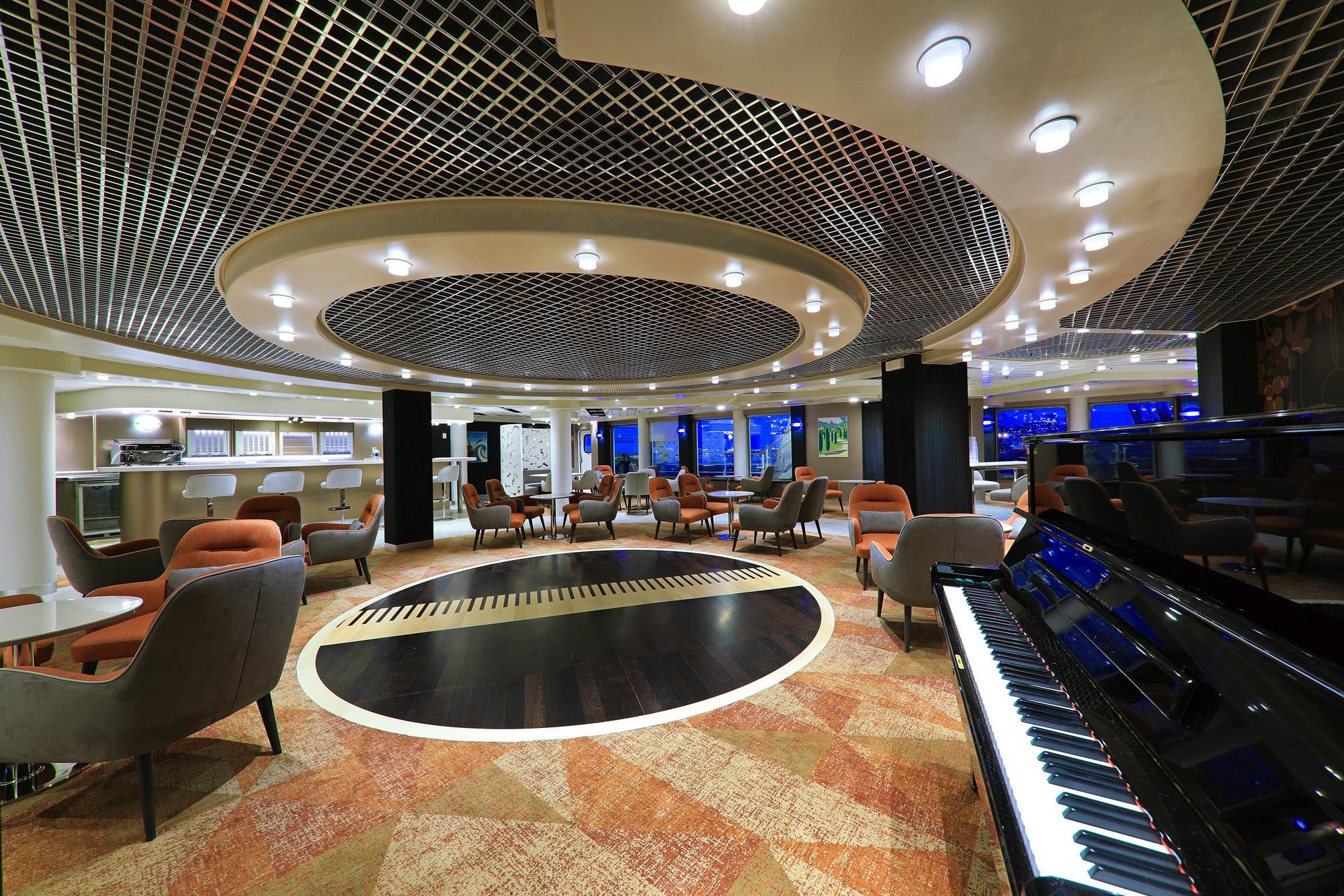 MS Hamburg - Bar in der Lounge&nbsp;&ndash;&nbsp;&copy;&nbsp;OLIVER ASMUSSEN / PLANTOURS Kreuzfahrten