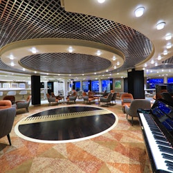 MS Hamburg - Bar in der Lounge – © OLIVER ASMUSSEN / PLANTOURS Kreuzfahrten