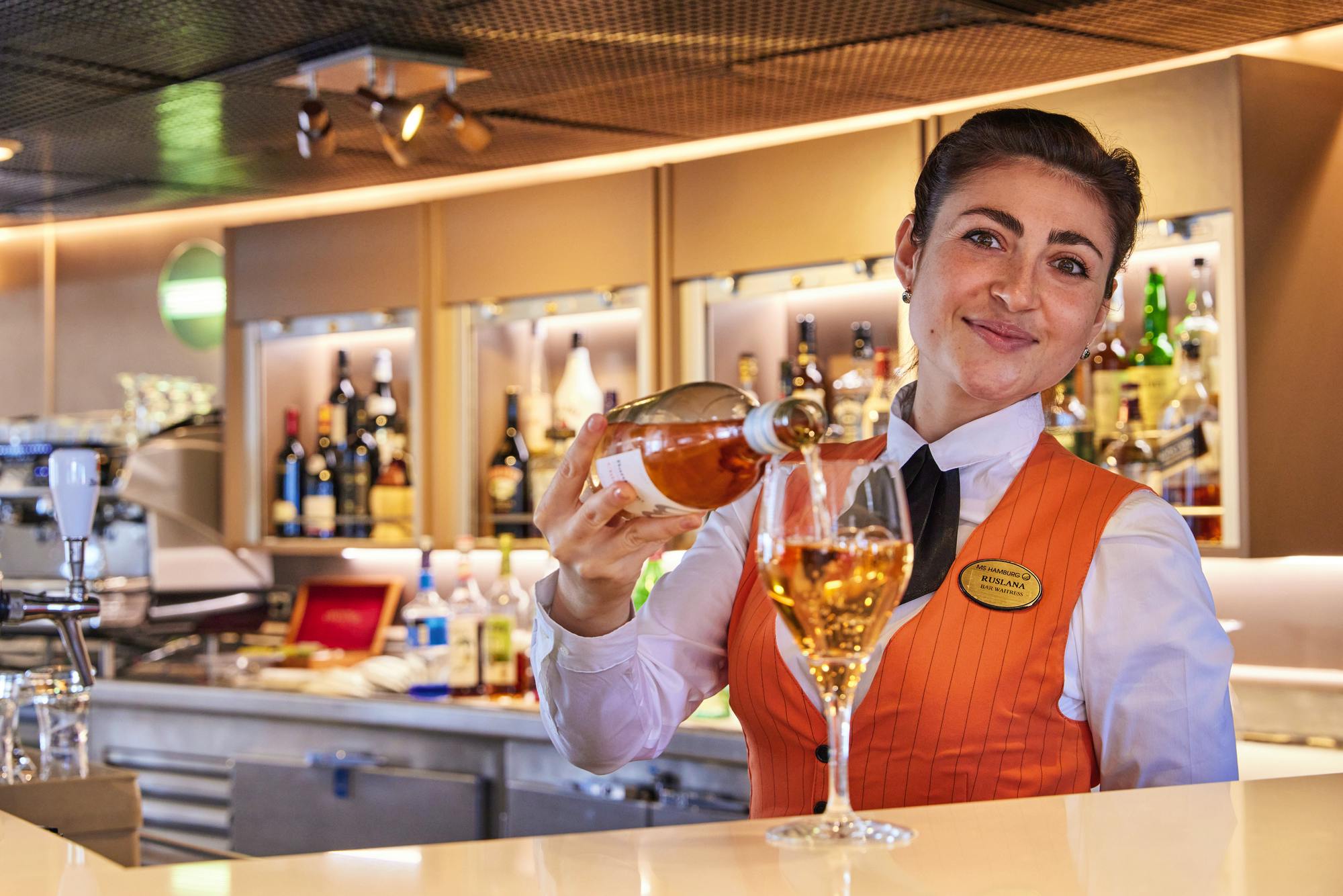 MS Hamburg - Bar&nbsp;&ndash;&nbsp;&copy;&nbsp;PLANTOURS Kreuzfahrten