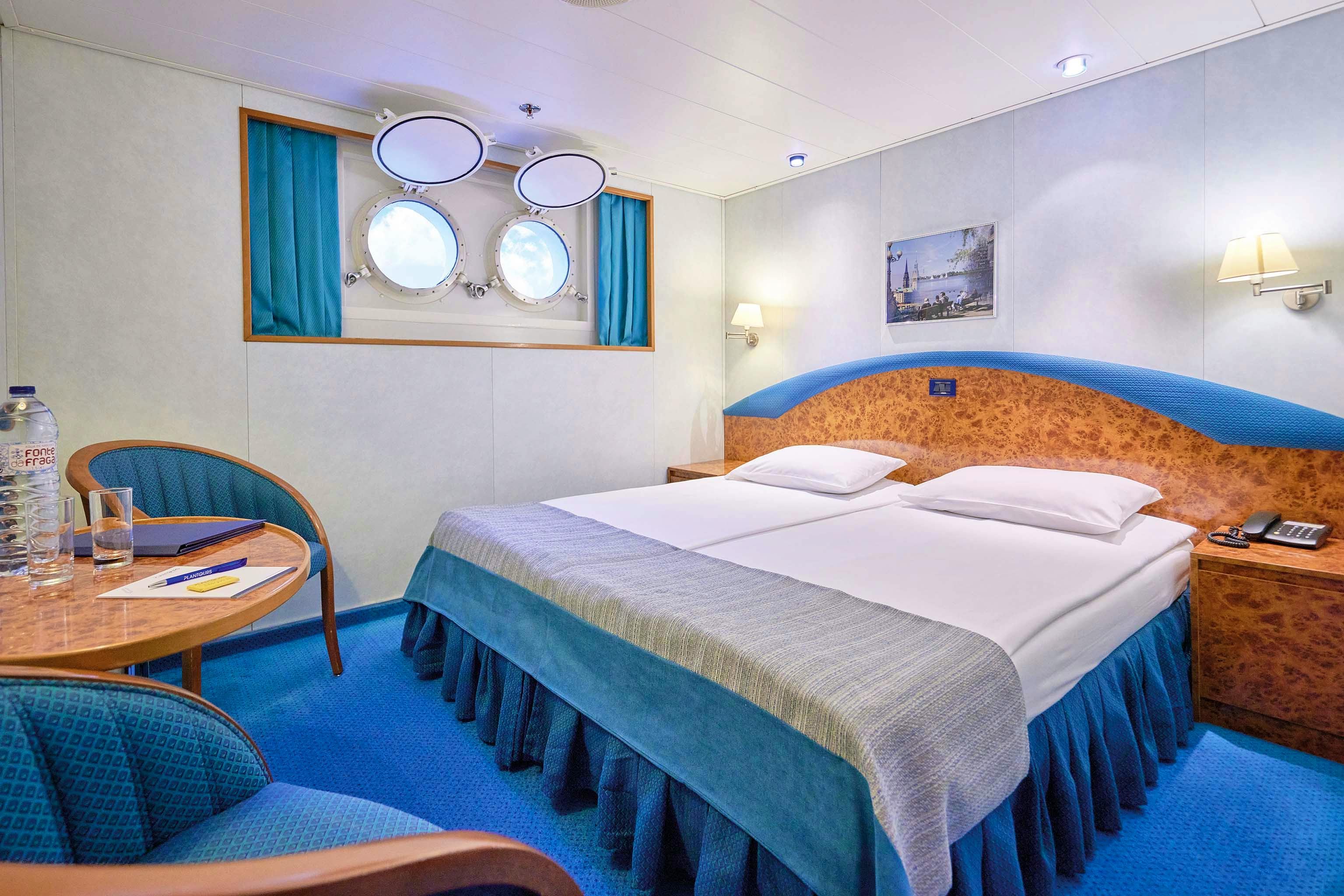 MS Hamburg - Kabinenbeispiel außen&nbsp;&ndash;&nbsp;&copy;&nbsp;PLANTOURS Kreuzfahrten