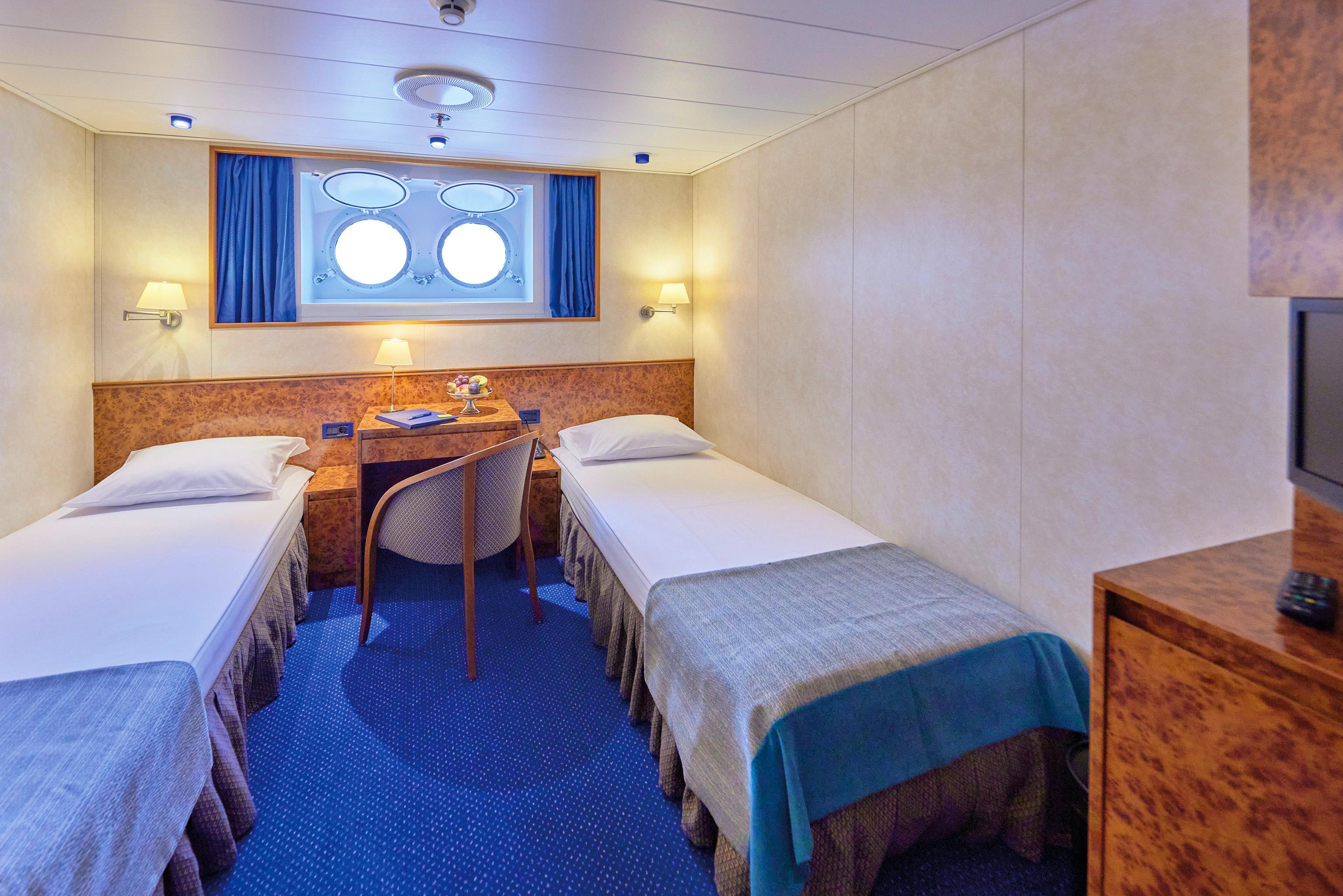 MS Hamburg - Kabinenbeispiel außen&nbsp;&ndash;&nbsp;&copy;&nbsp;PLANTOURS Kreuzfahrten