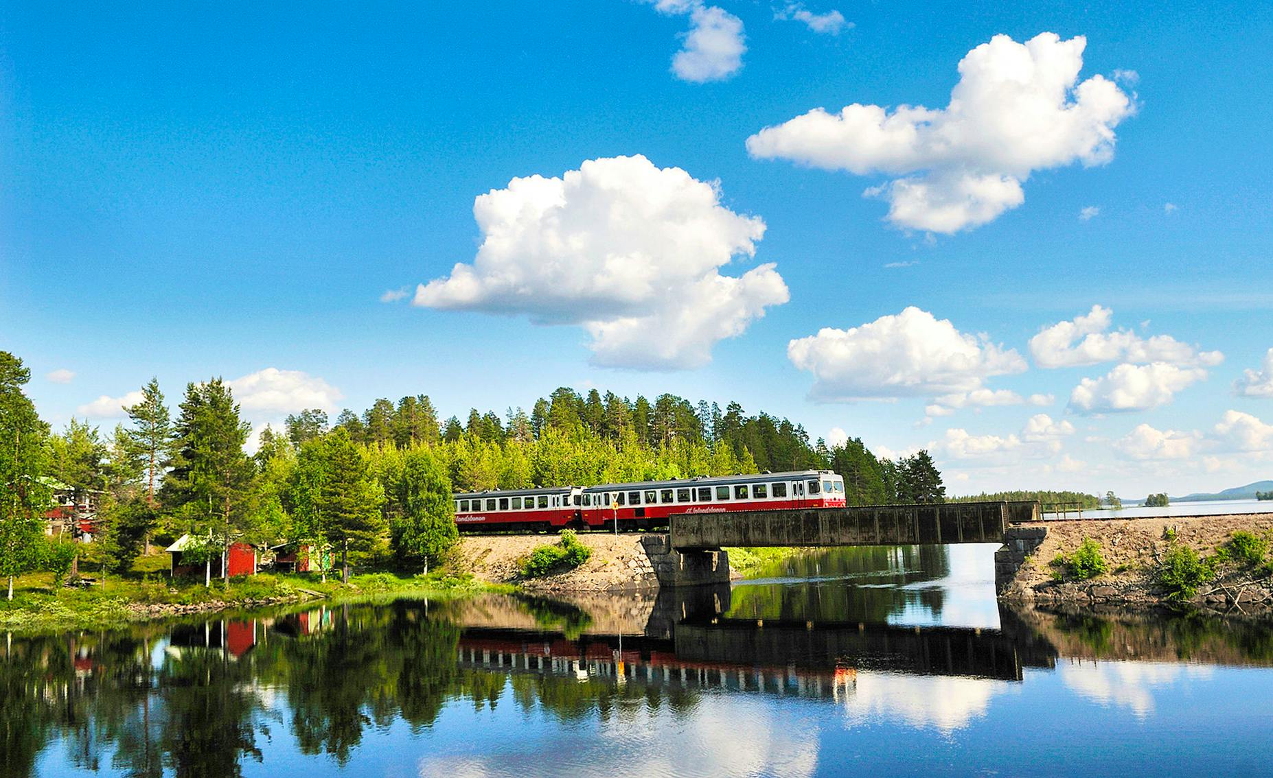 Inlandsbahn über einer Brücke in Schweden – © Kai-Uwe Och - Inlandbanan / Flickr