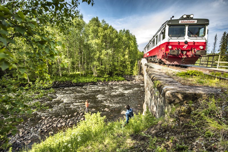 Inlandsbahn vorbei an Anglern in Schweden - ©Håkan Wike - Inlandbanan / Flickr