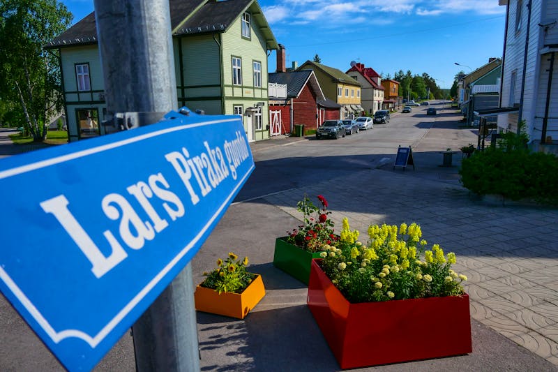 Jokkmokk  - blumige Dekoration auf dem Marktplatz - ©Alexander - stock.adobe.com