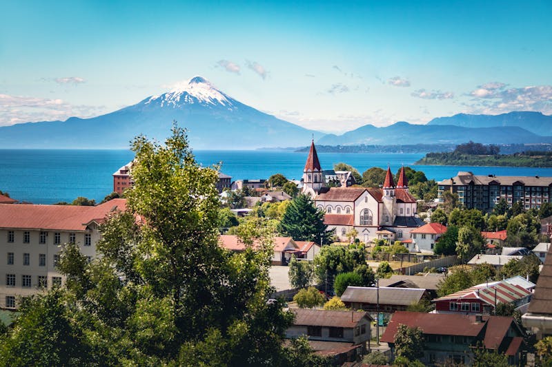 Luftaufnahme von Puerto Varas mit Kirche und Vulkan Osorno in Puerto Varas - Chile - ©diegograndi - stock.adobe.com