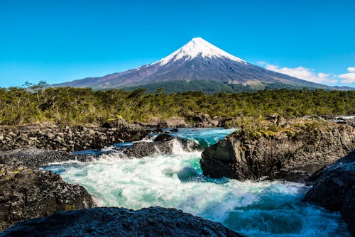 Wasserfälle und Vulkan Osorno in Puerto Varas - Chile  &ndash; &copy; maxbaer - stock.adobe.com