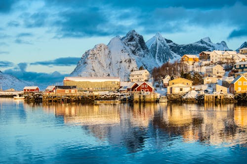 Reine auf den Lofoten &ndash; &copy; forcdan - stock.adobe.com