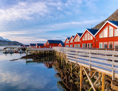 Rorbu-Hütten in Leknes auf den Lofoten – © Reinhard - stock.adobe.com