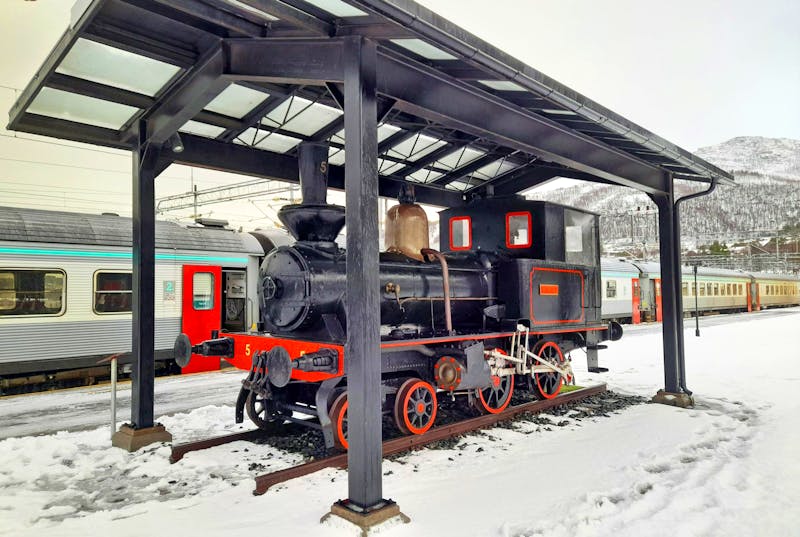 Arctic Circle Train am Bahnhof in Narvik - ©Sinah Witzig - Eberhardt TRAVEL