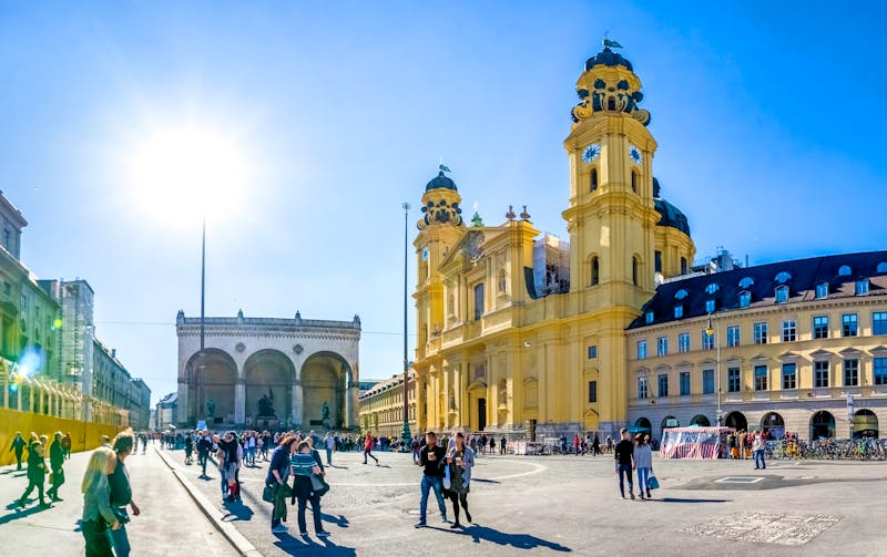 Theatinerkirche und Feldherrenhalle am Odeonsplatz in München - ©Sina Ettmer - stock.adobe.com